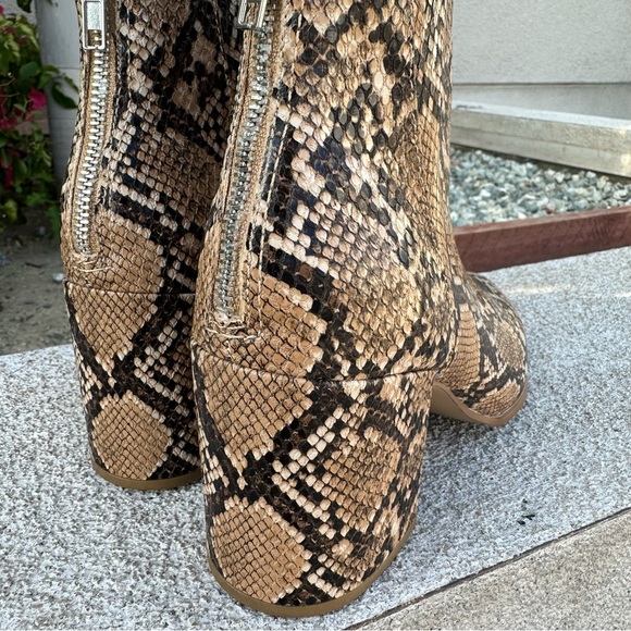 New Steve Madden Julianna Pointed Toe Tan Snake Embossed Bootie Size Womens - Picture 7 of 9